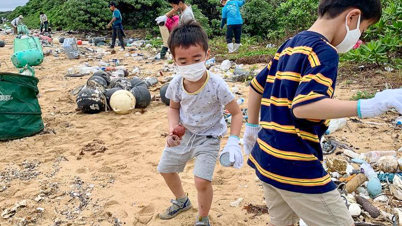 2021年3月、石垣島平野海岸で行ったクリーンアップ活動の様子の写真です。子どもが海浜に漂着したペットボトルを拾っています。