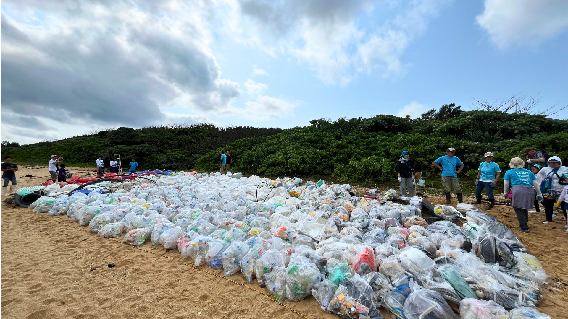 2021年3月、石垣島平野海岸で行ったクリーンアップ活動の様子の写真です。子どもが海浜に漂着したペットボトルを拾っています。